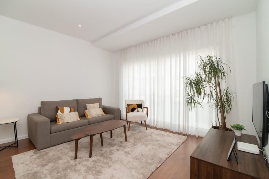 Cozy Sea View Apartment Near City & Airport Ponta Delgada Esterno foto