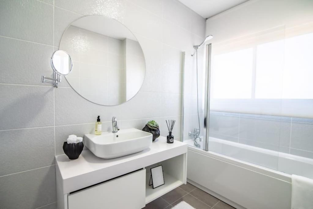 Cozy Sea View Apartment Near City & Airport Ponta Delgada Esterno foto