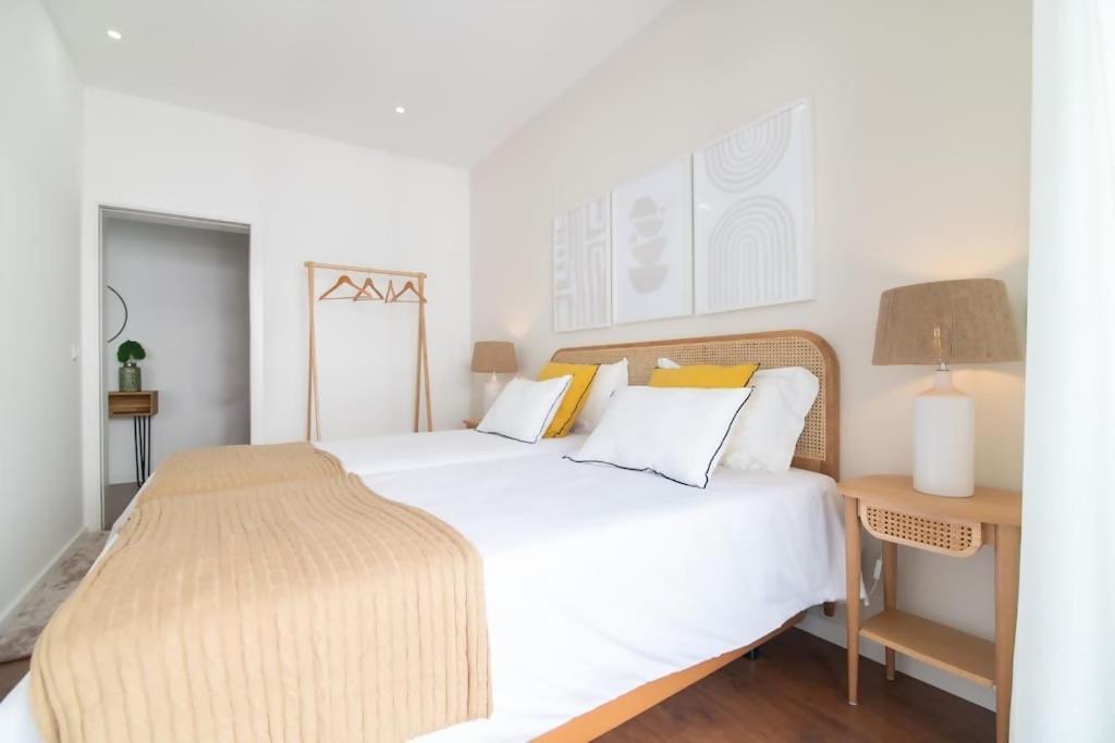 Cozy Sea View Apartment Near City & Airport Ponta Delgada Esterno foto